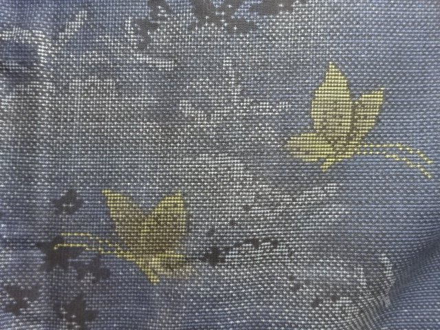  未使用品　仕立て上がり　蝶に草花模様織り出し本場泥大島紬着物(7マルキ)